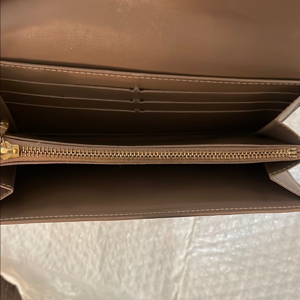 Louis Vuitton Gold Wallet Luxurious Metallic Design - Picture 5 of 6